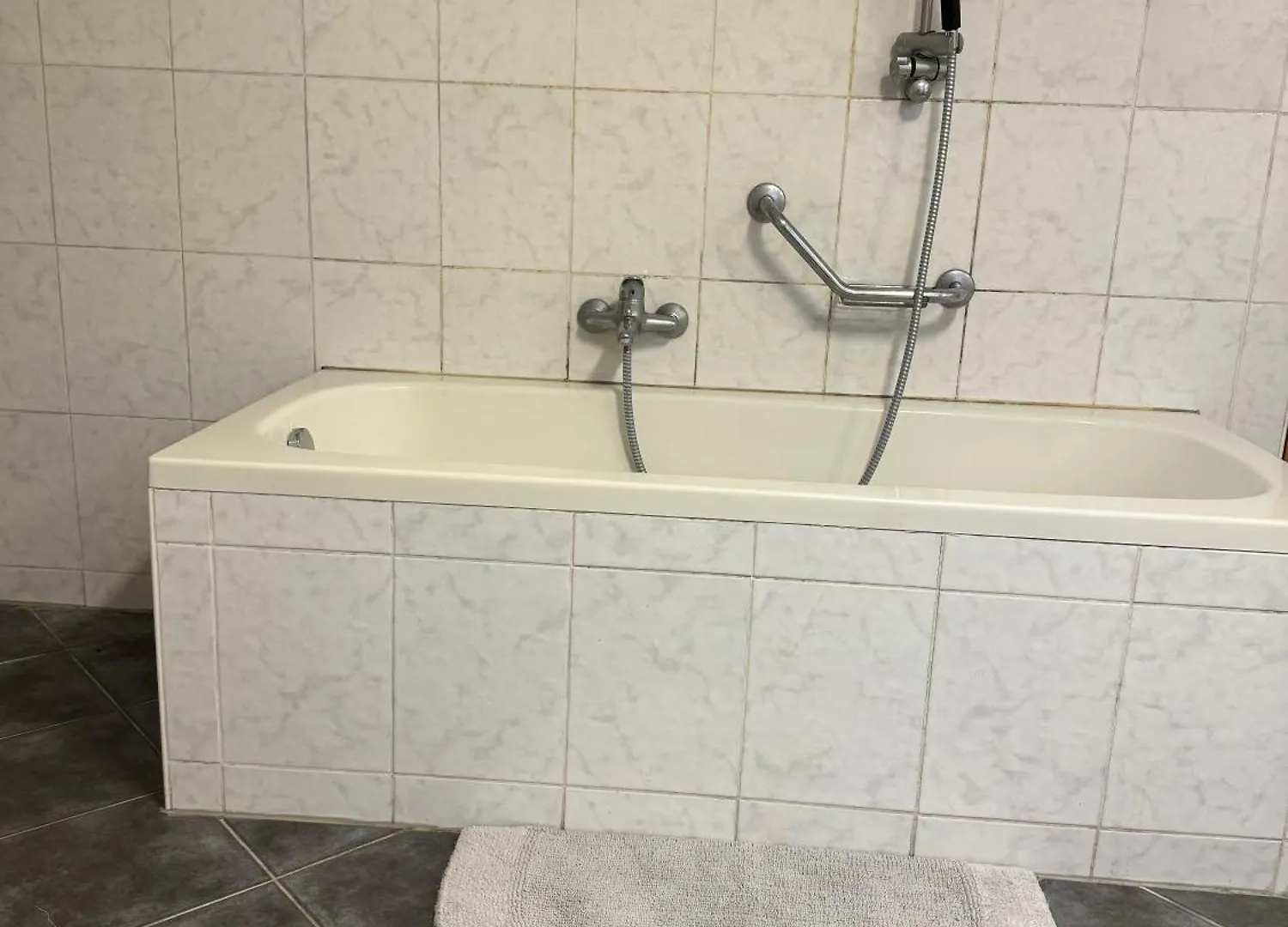 2 Bedrooms, 2 Baths House With A Living Room An Upstairs Reception Rea Vienna