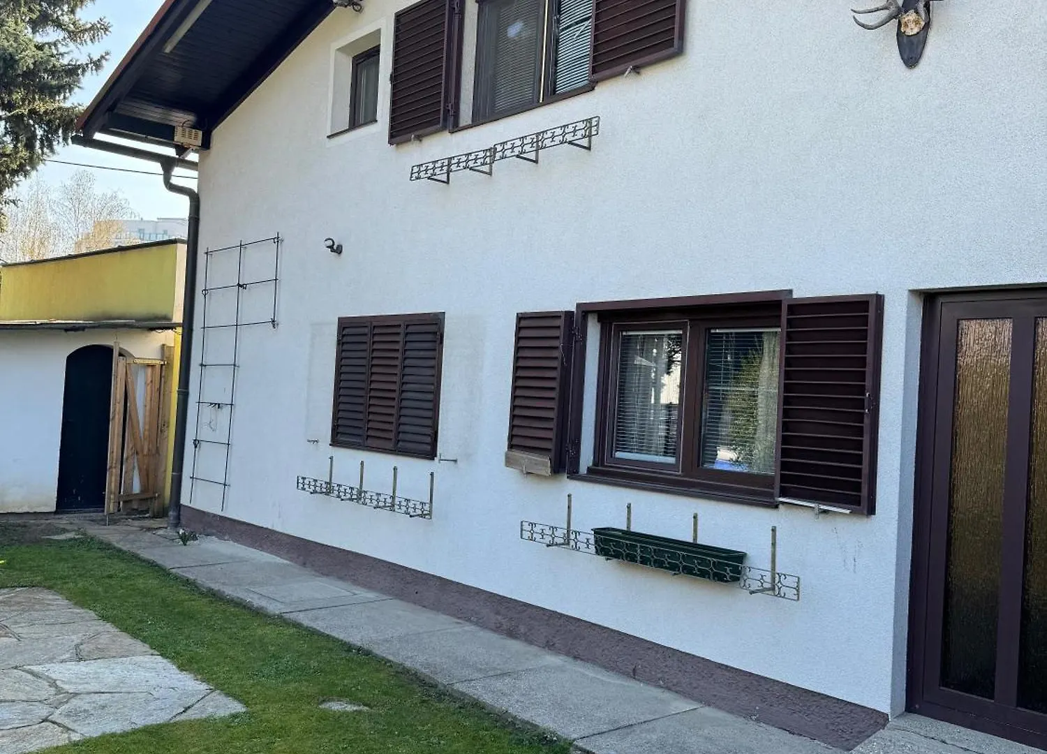 2 Bedrooms, 2 Baths House With A Living Room An Upstairs Reception Rea contacts